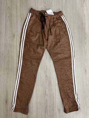 JOGGER VINIPIEL CAMEL RAYAS