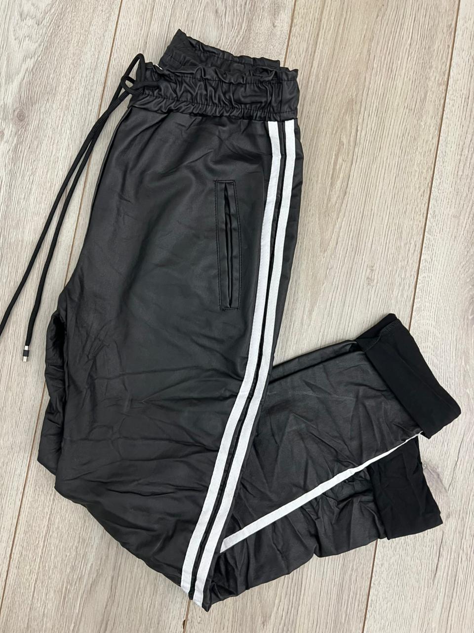 JOGGER VINIPIEL NEGRO RAYAS - Imagen 3